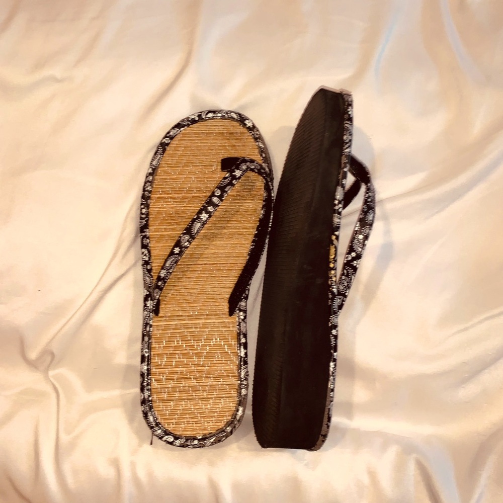 Bamboo shoes with bandana details